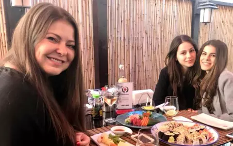 Ce mari au crescut și ce frumoase sunt fiicele Ritei Mureșan! Gloria și Rebecca studiază în străinătate