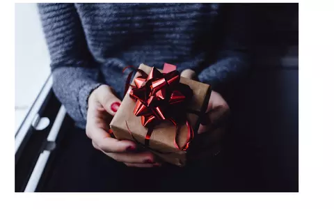 (P) Cum alegi un cadou personalizat potrivit? Criterii de care să ții cont ca să nu dai greș