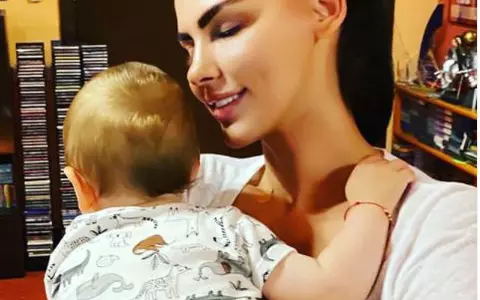 Lavinia Pârva a vorbit în premieră despre viața de mamă. La 1 an și 5 luni, fiul ei are talent muzical: ”Îi place să cânte cu tati la pian”