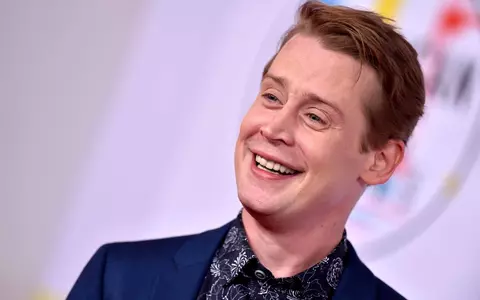 Macaulay Culkin a scăpat de probleme și se implică în acțiuni sociale. A recreat o scenă din Singur Acasă pentru a-și convinge fanii să poarte mască