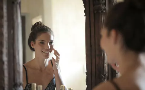 Cinci metode eficiente pentru a trata cicatricele post-acnee