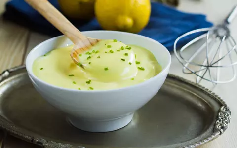 Sos hollandaise. Ce este, cum se prepară și cu ce poate fi consumat