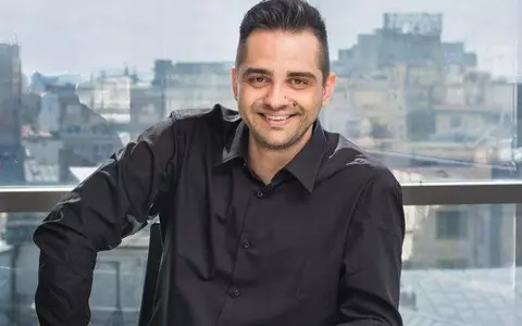 Îl mai ții minte pe Mihai de la Akcent? Se iubește cu una dintre ele mai frumoase femei din România, fost iepuraș Playboy!