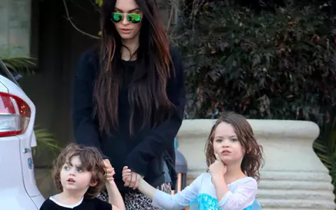 Fiul lui Megan Fox, victima bullying-ului la școală, deoarece se îmbracă în rochii! Cum a reacționat actrița: "Dacă asta  vrea, noi îl susținem"
