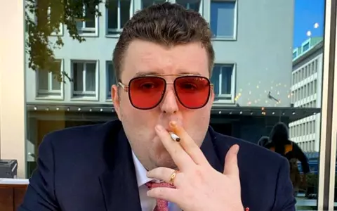 Victoraș Micula, cercetat penal după ce s-a deghizat în polițist și a furat date secrete despre Codin Maticiuc și Vlăduța Lupău. Momentan, milionarul este la dezintoxicare în Elveția!