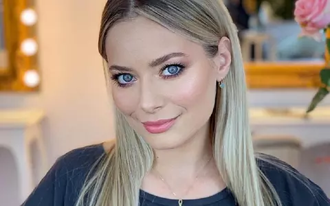 Laura Cosoi s-a fotografiat goală în pat. E super sexy și după două nașteri