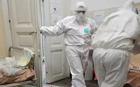 Imagini terifiante în spitalele COVID! Bolnavii mănâncă parizer și margarină și se spală în condiții infecte