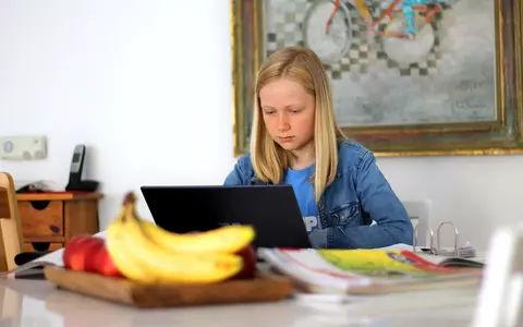 (P) Școală online în timpul pandemiei: de ce are nevoie orice profesor pentru a preda online