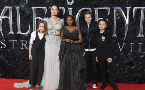 Ce mult a crescut și ce frumoasă este fiica cea mică a Angelinei Jolie și a lui Brad Pitt! Cum a fost fotografiată Vivienne în compania mamei sale / FOTO