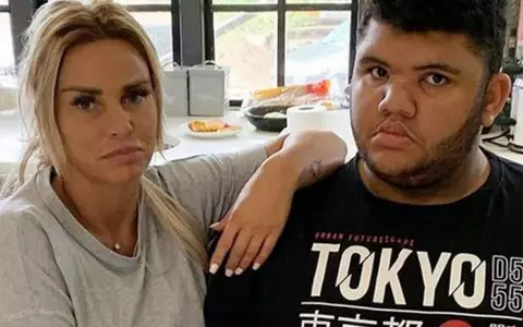 Katie Price e disperată! Fiul ei de 18 ani este foarte grav bolnav: ”Mâncarea o să-l omoare!”
