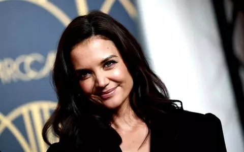 Katie Holmes și iubitul cu 8 ani mai tânăr, gesturi tandre în plină stradă! Nu se mai feresc să-și arate dragostea
