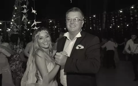 Laura Cosoi e în doliu. Tatăl vedetei a murit de COVID-19