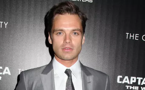Sebastian Stan, actorul român de la Hollywood, mai îndrăgostit ca niciodată!  Paparazzii i-au surprins sărutându-se pasional