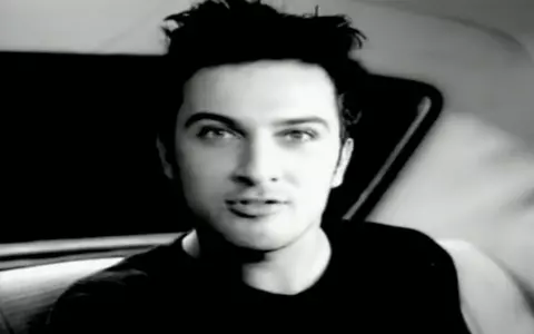 Îl mai ții minte pe Tarkan, turcul care făcea furori cu piesa Șikidim? La 48 de ani arată mai bine ca în tinerețe!