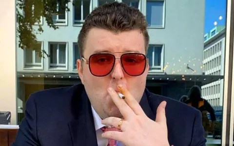 Victoraș Micula a ajuns în presa internațională după ce și-a spălat roțile mașinii cu șampanie scumpă: "Unii îşi expun bogăţia, în timp ce..."