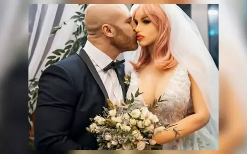 Pare glumă, dar nu e! Un sportiv rus s-a însurat cu o păpuşă gonflabilă, de care este îndrăgostit de doi ani: "E un suflet tandru!"