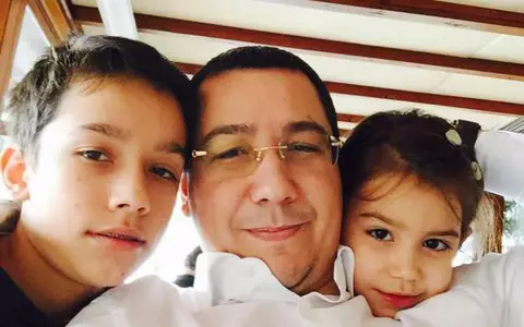 Prima imagine cu fetiţa înfiată de Daciana Sârbu și Victor Ponta. Maria se înțelege de minune cu frații ei