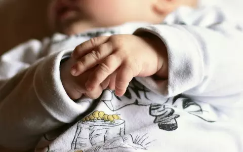 Un nou-născut a fost găsit abandonat într-o pungă, pe o stradă din București. Bebelușul a fost dus la spital