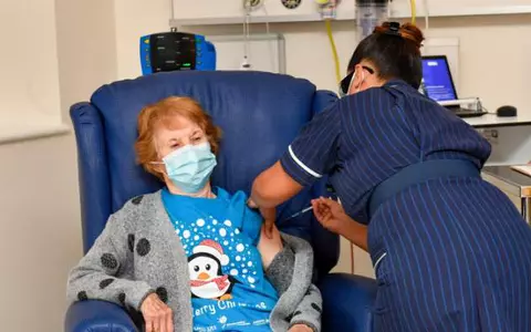 Cine este Margaret Keenan, prima persoană vaccinată împotriva COVID-19. Împlinește 91 de ani peste câteva zile