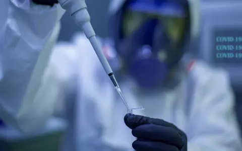 O nouă tulpină a virusului SARS-CoV-2 se răspândeşte în Marea Britanie. Sunt deja peste 1.000 de cazuri de infectare