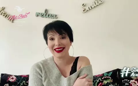 Cine este Ela Voineag, de la iUmor. Este actriță și a lucrat la un post muzical