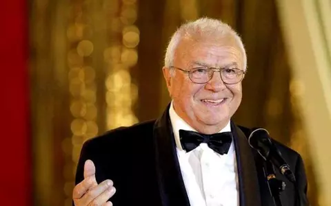 Alexandru Arșinel, moment emoționant pe scenă, la 81 de ani! A preferat să cânte de pe scaun, decât să întrerupă spectacolul