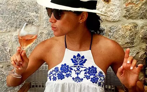 Meghan Markle, obiceiuri nepotrivite pentru o ducesă! Ce face soția Prințului Harry când bea un pahar în plus