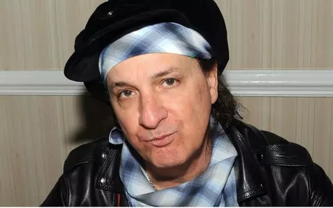 A murit Sylvain Sylvain, co-fondator şi chitarist al legendarului grup proto-punk New York Dolls