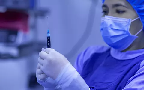 Ce reacții adverse au cele 3 vaccinuri anti COVID-19 care se fac în România. Lista completă