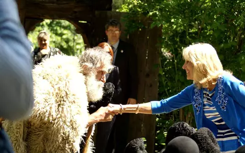 Jill Biden, Prima Doamnă a Statelor Unite, cucerită de Nea Sandu, ultimul opincar al Olteniei. Când și cum s-au cunoscut
