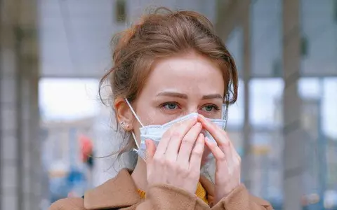 Care sunt simptomele specifice infectării cu noua tulpină COVID-19: sunt 23 de modificări față de virusul inițial