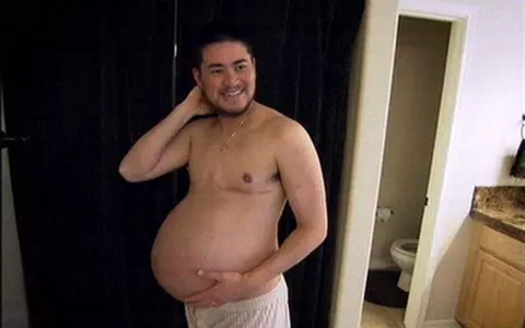 Îl mai ții minte pe Thomas Beatie, primul bărbat însărcinat, din lume? Cum arată cei trei copii ai lui