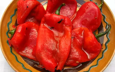 Salată de ardei copți. Trucul care o face delicioasă