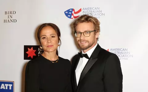 Actorul Simon Baker, alias Patrick Jane din serialul "În mintea criminalului", a divorțat după 29 de ani. Primele declarații
