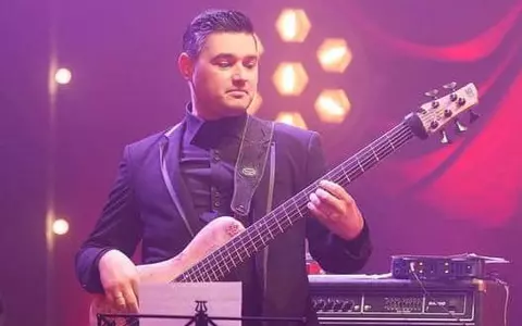 Artistul Dorin Ieșeanu a murit la 33 de ani, de COVID-19. Era căsătorit și avea un băiețel