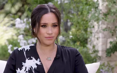 Ce semnificație are rochia purtată de Meghan Markle la interviul cu Oprah. Asemănare izbitoare cu Wallis Simpson, femeia pentru care a abdicat Regele Edward