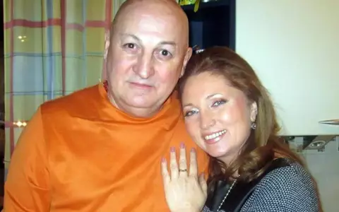 Cum arată fosta soție a lui Bebe Cotimanis, la trei ani de la divorț. S-a pozat în rochie mini, la 50 de ani