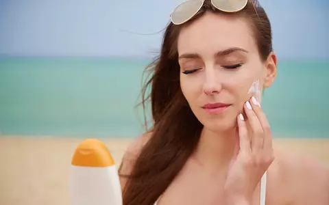 (P) Menține-ți pielea tânără cu produsele care oferă protecție solară!