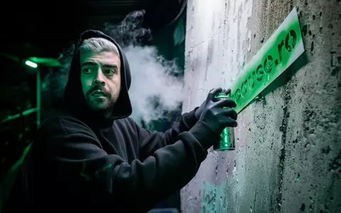 (P) Speak, surprins în plină noapte în timp ce desena cu spray-ul pe o clădire un mesaj misterios