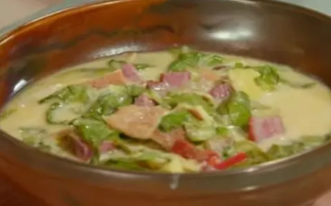 Ciorbă de salată verde. Perfectă pentru zilele toride de vară!