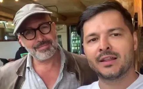 Actorul Billy Zane din Titanic, de nerecunoscut la 55 de ani! A fost surprins alături de Liviu Vârciu la o petrecere lăutărească, în România