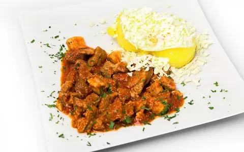 Tochitură de porc cu cârnați. Rețetă simplă și gustoasă