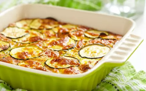 Mâncare ușoară de vară: rețetă de dovlecei gratinați cu parmezan