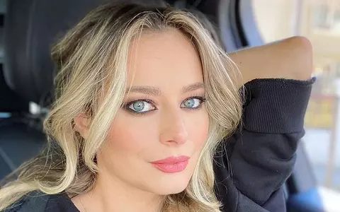 Laura Cosoi s-a fotografiat când o alăpta pe fiica cea mică: „Pierzi câte 500 de calorii pe zi”