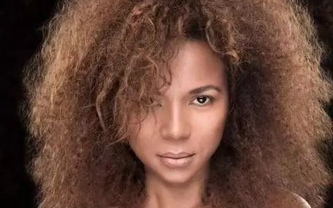 Nadine dă BAC-ul, la 44 de ani. Cum s-a fotografiat în curtea școlii cu ceilalți elevi