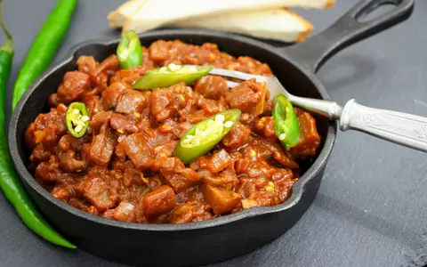Rețetă de gulaș. Are carne de porc și multe legume