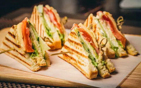 Rețetă sandwich club cu bacon și ouă. Rapid și gustos