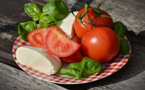De ce este bine să mâncăm salata de roșii și brânză cu pâine. Ce e, de fapt, "grav pentru siluetă!"