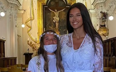 Maya, fiica Antoniei, a primit prima comuniune la catolici. Imagini de la ceremonie, alături de mama și frații ei