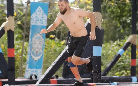 Alin Sălăjean a scos la licitație bandana albastră de la Survivor. De la cât pornește prețul